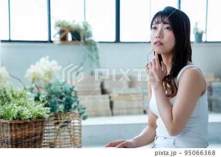 のんびりと寛ぐ若い女性 のんびりと寛ぐ若い女性 95066368