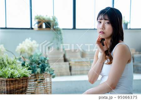 のんびりと寛ぐ若い女性 のんびりと寛ぐ若い女性 95066375
