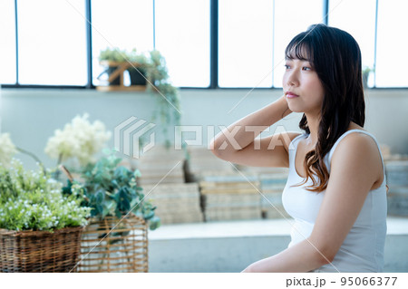 のんびりと寛ぐ若い女性 のんびりと寛ぐ若い女性 95066377