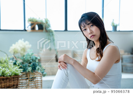 のんびりと寛ぐ若い女性 のんびりと寛ぐ若い女性 95066378
