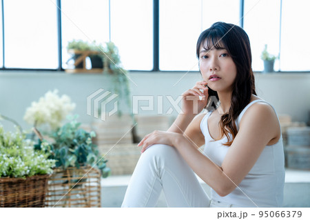 のんびりと寛ぐ若い女性 のんびりと寛ぐ若い女性 95066379