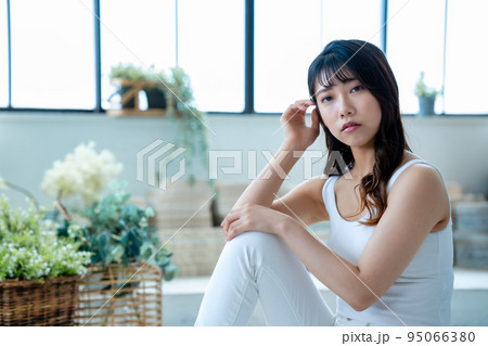 のんびりと寛ぐ若い女性 95066380