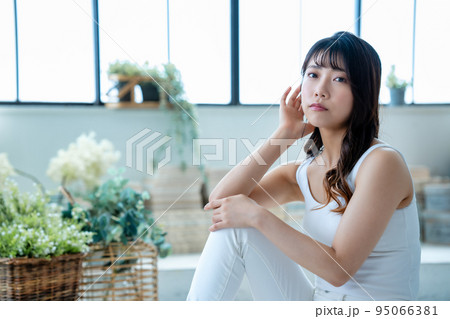 のんびりと寛ぐ若い女性 95066381