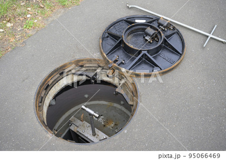 マンホールトイレを設置する様子(仕切弁) マンホールトイレを設置する様子(仕切弁) 95066469