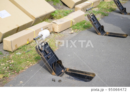 マンホールトイレを設置する様子（和式型） 95066472