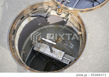マンホールトイレを設置する様子(仕切弁) マンホールトイレを設置する様子(仕切弁) 95066473