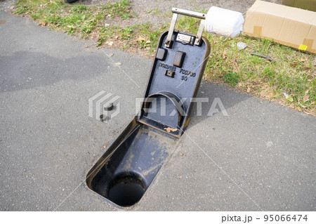 マンホールトイレを設置する様子（和式型） 95066474