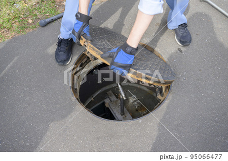 マンホールトイレを設置する様子 マンホールトイレを設置する様子 95066477