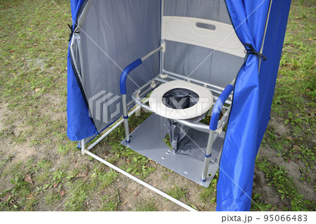 マンホールトイレを設置する様子(便座とテント) マンホールトイレを設置する様子(便座とテント) 95066483