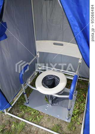 マンホールトイレを設置する様子(便座とテント) マンホールトイレを設置する様子(便座とテント) 95066484