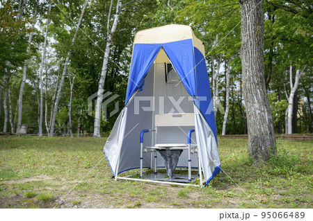 マンホールトイレを設置する様子(便座とテント) マンホールトイレを設置する様子(便座とテント) 95066489