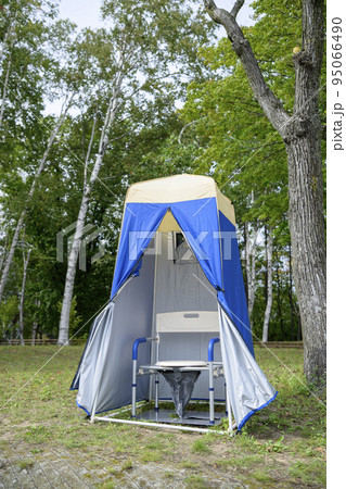 マンホールトイレを設置する様子(便座とテント) マンホールトイレを設置する様子(便座とテント) 95066490