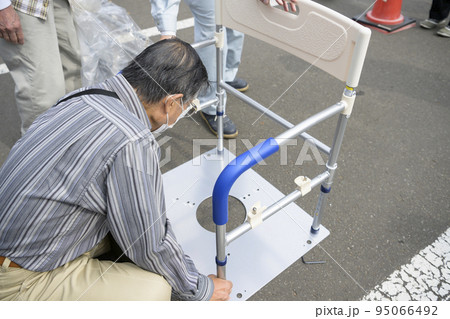 マンホールトイレを設置する様子（便座の組立て） 95066492