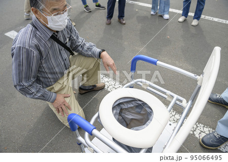 マンホールトイレを設置する様子（便座の組立て） 95066495