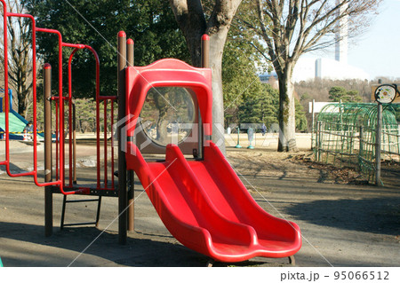 赤い滑り台 95066512