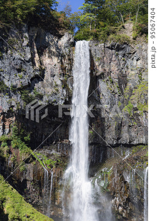 青空と華厳の滝 95067404
