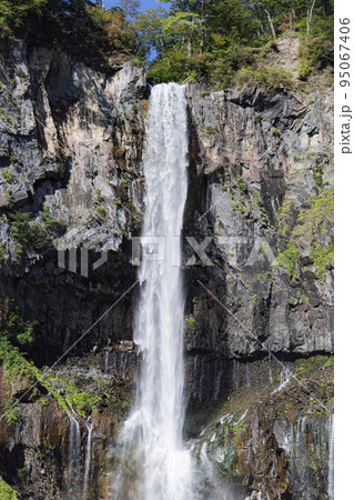 青空と華厳の滝 95067406