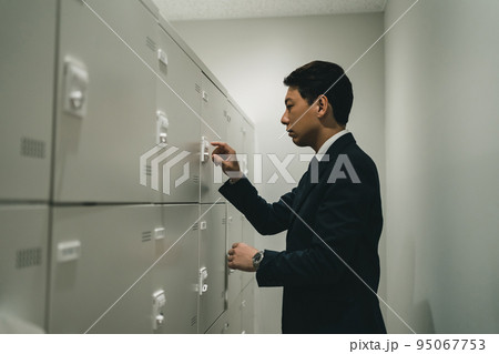 ロッカーとスーツのサラリーマン 95067753