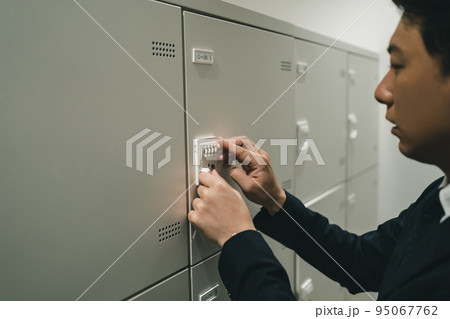 ロッカーとスーツのサラリーマン 95067762