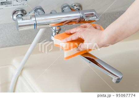 【風呂掃除をするミドル主婦　水栓有り】 95067774