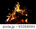 燃え盛る焚き火の炎 95068084