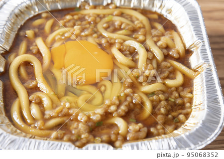 美味しい鍋焼き味噌煮込みうどん 95068352