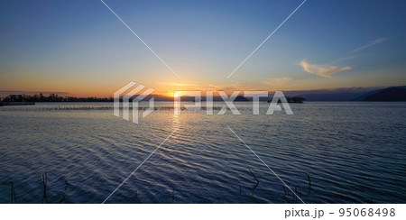 琵琶湖に沈む夕日の情景＠滋賀 95068498