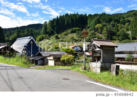 京都市　京都バス別所上の町バス停と周辺集落と青空 95068642