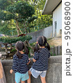 動物を一生懸命見ている女の子の姉妹 95068900
