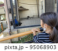 間近で鳥を見ている女の子 95068903