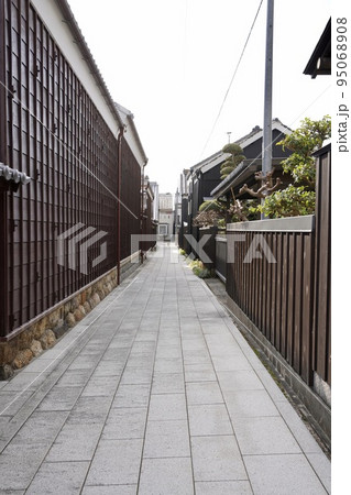 古い街並みの路地 95068908