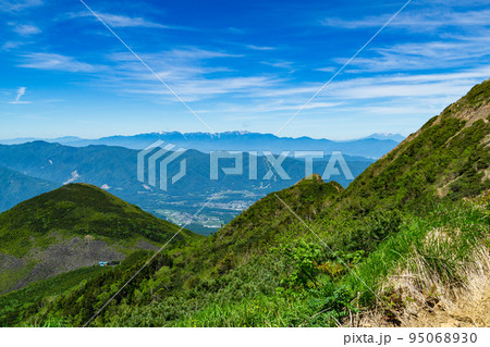 長野県の八ヶ岳権現小屋から見る編笠山と中央アルプスと御嶽山 長野県の八ヶ岳権現小屋から見る編笠山と中央アルプスと御嶽山 95068930