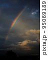 幻想的にその姿を横たえる美しい虹 95069189