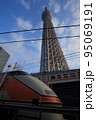 青空にそびえ立つスカイツリーとスペーシア 95069191