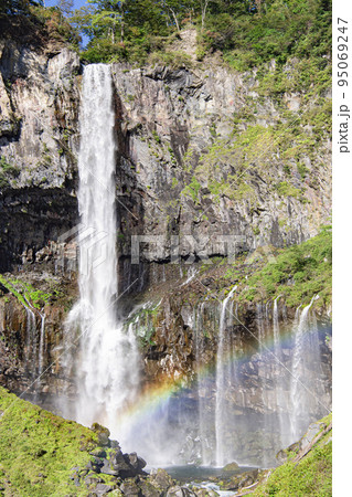 青空と華厳の滝 95069247