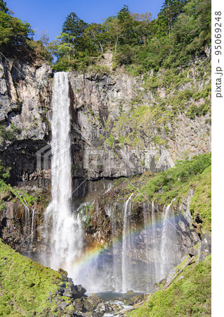 青空と華厳の滝 95069248