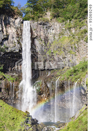 青空と華厳の滝 95069249