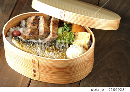 豚肉やポテサラ、玉子焼き等が曲げわっぱに入っている焼き魚弁当 95069284