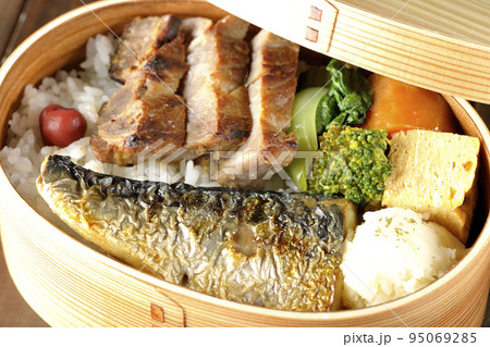 豚肉やポテサラ、玉子焼き等が曲げわっぱに入っている焼き魚弁当 豚肉やポテサラ、玉子焼き等が曲げわっぱに入っている焼き魚弁当 95069285