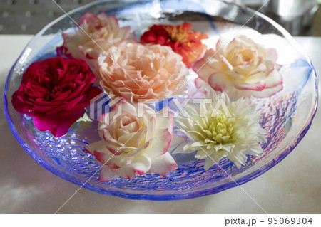 水に浮かぶ花 水に浮かぶ花 95069304