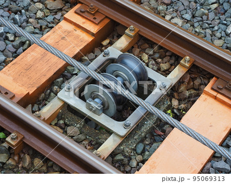 ケーブルカー用の線路とワイヤー 95069313