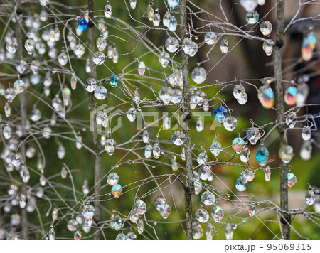 雨ときらきら光るガラスの水晶群 95069315