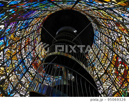 ステンドグラスの部屋と天井に伸びる螺旋階段 95069326