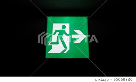 非常口を表す緑の看板 95069330