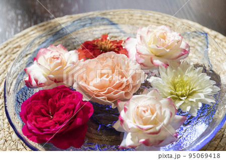 夏の窓辺の水に浮かぶ花 95069418