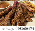 アメリカンスタイルで食べる美味しそうなお肉 95069474