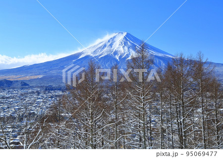 新倉山公園浅間公園から望む富士吉田の雪景色 新倉山公園浅間公園から望む富士吉田の雪景色 95069477