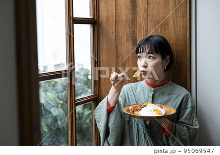 ガパオライスを食べる若い女性 95069547