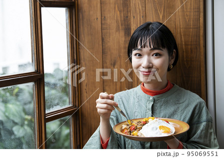 ガパオライスを食べる若い女性 95069551