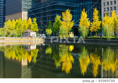 オフィス街の秋　丸の内 95069700